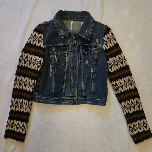 Free People Woman's Sweater Sleeve Distressed Jean Jacket Size Med Cropped EUC - Picture 2 of 16